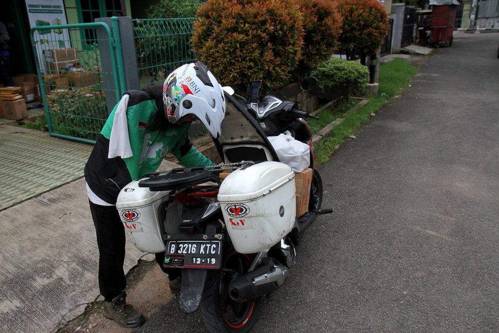 Seringkali Eko menggunakan kepala atau mulutnya untuk membantu untuk menahan atau menyangga sesuatu.