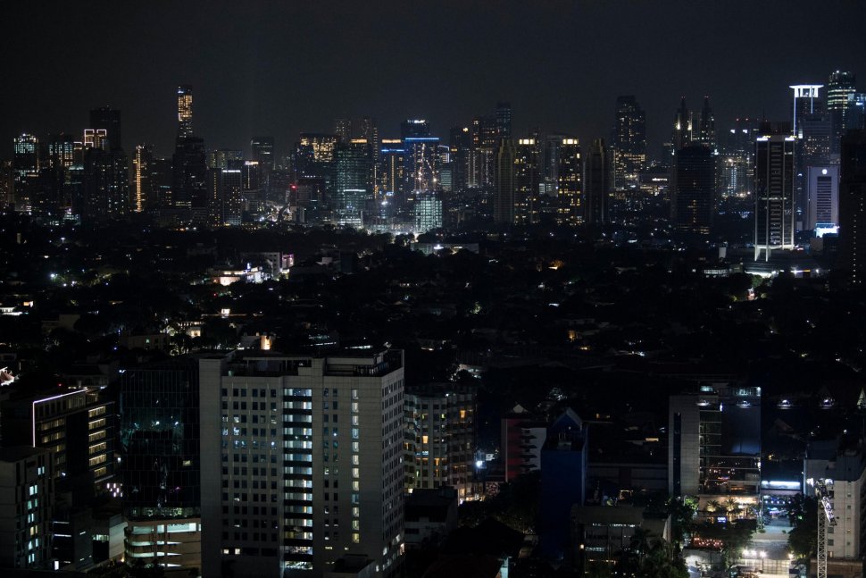 Suasana Monas yang penerangannya dipadamkan saat berlangsung Earth Hour di Jakarta, Sabtu (30/3). ANTARA FOTO/Sigid Kurniawan