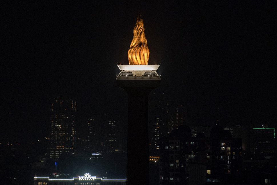 Suasana Monas yang penerangannya dipadamkan saat berlangsung Earth Hour di Jakarta, Sabtu (30/3). ANTARA FOTO/Sigid Kurniawan