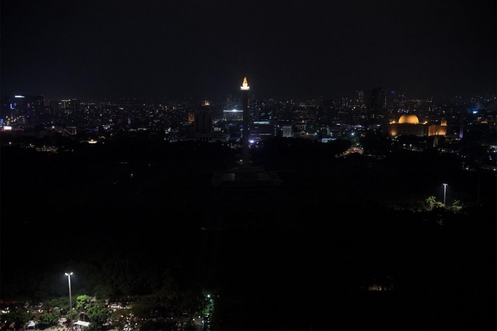 Suasana Monas yang penerangannya dipadamkan saat berlangsung Earth Hour di Jakarta, Sabtu (30/3). ANTARA FOTO/Sigid Kurniawan