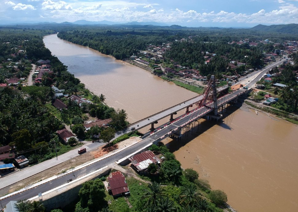 Sejumlah kendaraan melintasi Jembatan Sungai Dareh lama di samping Jembatan Sungai Dareh baru yang masih dalam proses pembangunan di Jalan Lintas Sumatera Sumbar-Jambi, Pulau Punjung, Dharmasraya, Sumatera Barat, Sabtu (30/3). ANTARA FOTO/Wahdi Septiawan