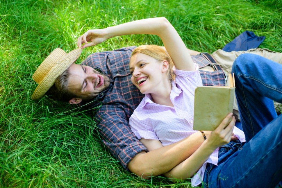 Pasangan kekasih sedang piknik sambil membaca buku. (Shutterstock)