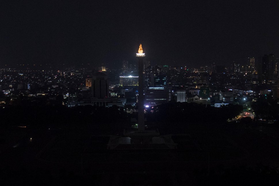 Suasana Monas yang penerangannya dipadamkan saat berlangsung Earth Hour di Jakarta, Sabtu (30/3). ANTARA FOTO/Sigid Kurniawan