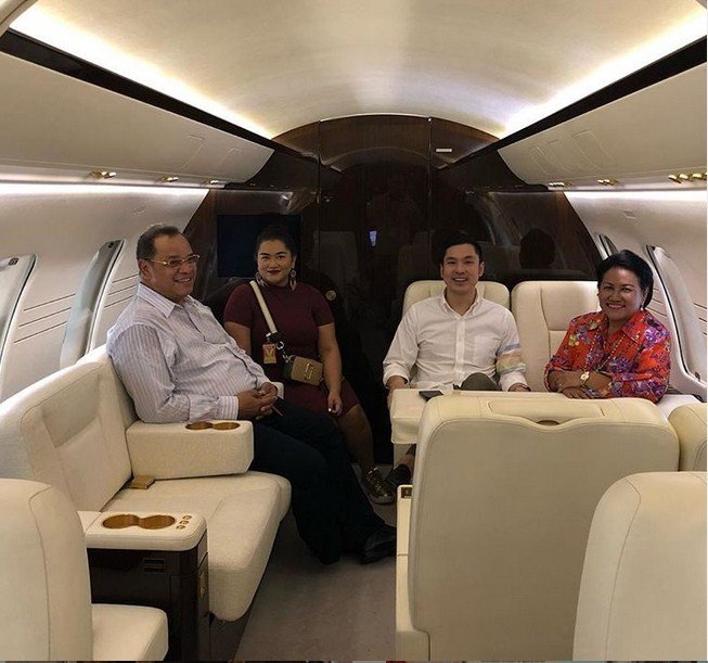 Suami Sandra Dewi, Harvey Moeis di dalam pesawat jet pribadi yang baru saja dibelinya. [Instagram @benyaminratu]