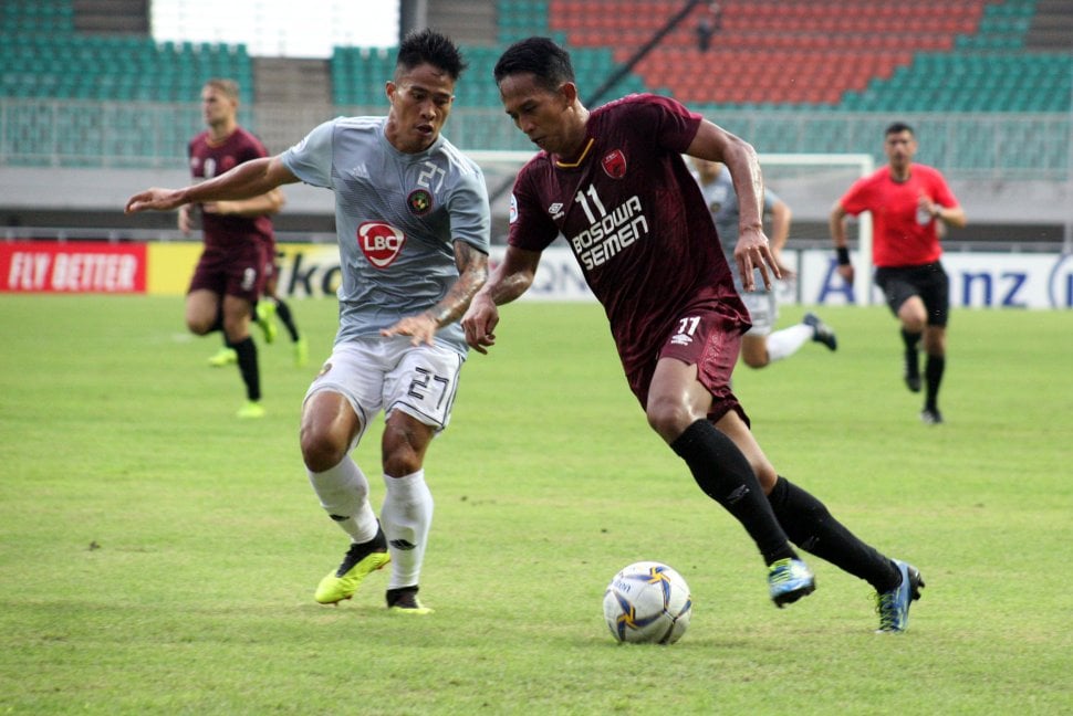 Pesepakbola PSM Makassar M Rahmat (kanan) berebut bola dengan pesepakbola Kaya FC Iloilo Felonggo (kiri) dalam penyisihan grup H piala AFC 2019 di Stadion Pakansari, Bogor, Jawa Barat, Selasa (2/4/2019). Pertandingan tersebut berakhir imbang dengan skor 1-1. ANTARA FOTO/Yulius Satria Wijaya