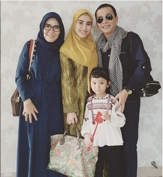 Ayu Ting Ting bersama ayah, ibu dan putrinya, Bilqis. [Instagram]