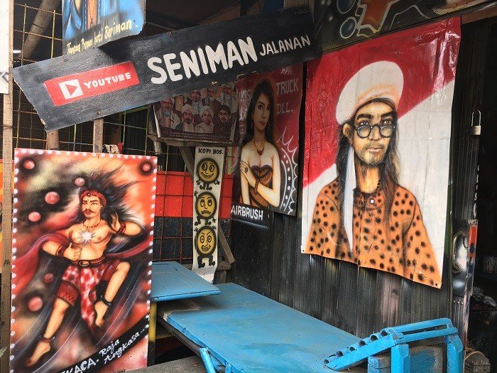 Bengkel Jamari, pelukis bak truk di Cibitung, Bekasi, Jawa Barat. [Suara.com/Erick Tanjung]