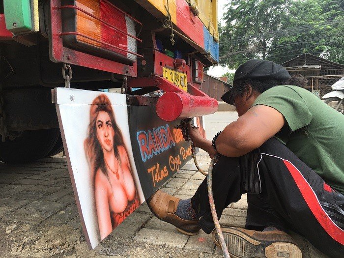 Bengkel Jamari, pelukis bak truk di Cibitung, Bekasi, Jawa Barat. [Suara.com/Erick Tanjung]