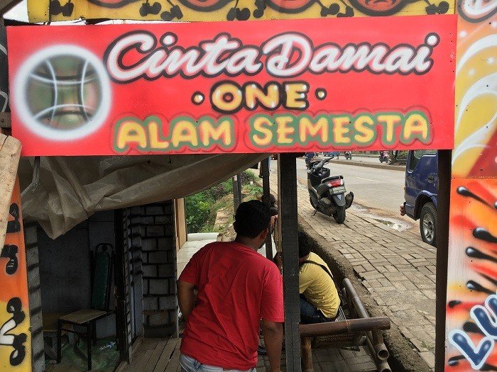 Bengkel Jamari, pelukis bak truk di Cibitung, Bekasi, Jawa Barat. [Suara.com/Erick Tanjung]