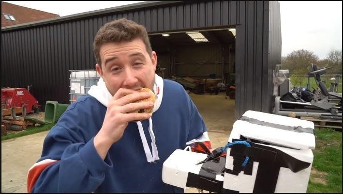 Youtuber Mengirim Burger ke Luar Angkasa (youtube.com/Killem)