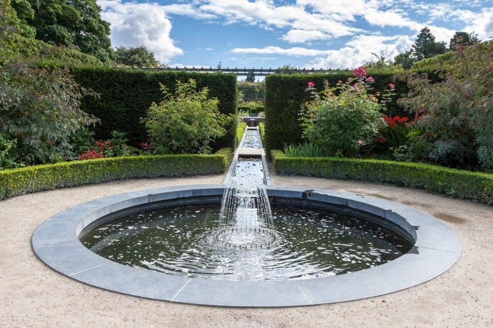 Alnwick Garden, taman paling beracun di dunia punya koleksi tanaman beracun. (Philip Bird LRPS CPAGB / Shutterstock.com)