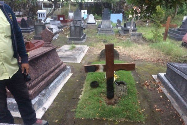 Nisan yang dicabut dari pusaranya di makam Betesda Mrican Jln.Gejayan, Sabtu (6/4/2019) sore. [Harian Jogja/Yogi Anugrah]