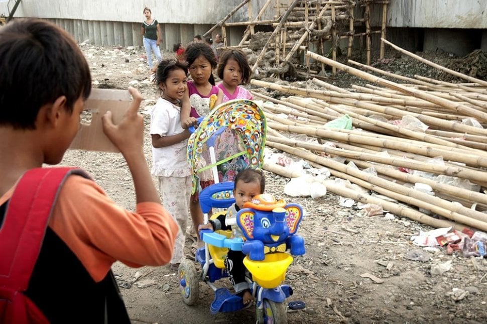 Kelas Jurnalis Cilik untuk anak-anak di pesisir Cilincing. (Suara.com/Risna Halidi)