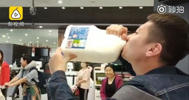 Turis China minum susu 2,5liter sampai habis di bandara [youtube @Mr Anderson]