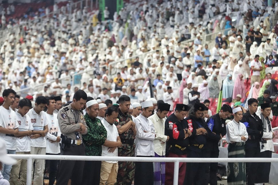 Massa pendukung pasangan capres dan cawapres nomor 02 Prabowo-Sandiaga melaksanakan salat subuh berjamaah sebelum acara kampanye akbar di Stadion Utama Glora Bung Karno, Jakarta, Minggu (7/4). [Suara.com/Muhaimin A Untung]