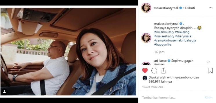 Maia Estianty pamer kemesraan di mobil bersama suaminya, Irwan Mussry. [instagram/maiaestiantyreal]