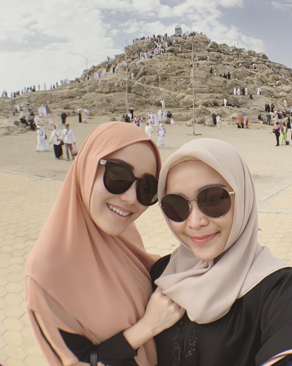 Ayu Ting Ting dan adiknya di Jabal Rahmah [Instagram/ayutingting92]