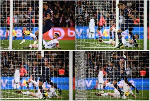 Kolase foto Pemain PSG Eric Maxim Choupo-Moting secara tidak sengaja menghentikan bola di depan gawang Strasbourg dalam pertandingan yang berlangsung di Parc des Princes, Senin (8/4/2019) [AFP]