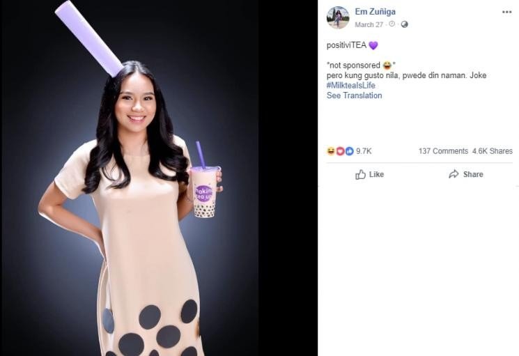 Em Zuniga gunakan gaun mirip milk tea saat foto wisuda. (Facebook/Em Zuniga)