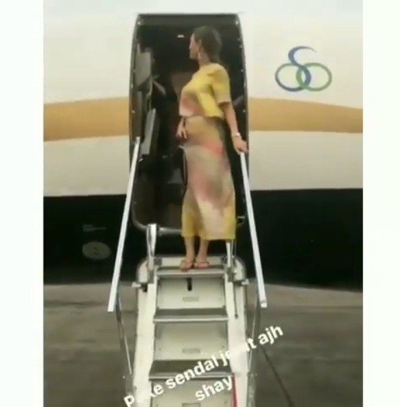 Zaskia Gotik turun dari jet pribadi [Instagram/save.fakta86_]