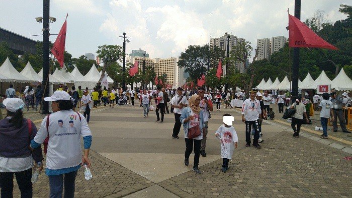 Anak-anak masih dilibatkan dalam kampanye Capres dan Cawapres nomor urut 01 Jokowi – Maruf Amin di Stadion Gelora Bung Karno, Senayan, Jakarta, Sabtu (13/4/2019). [Suara.com/Stepahnus Aranditio].