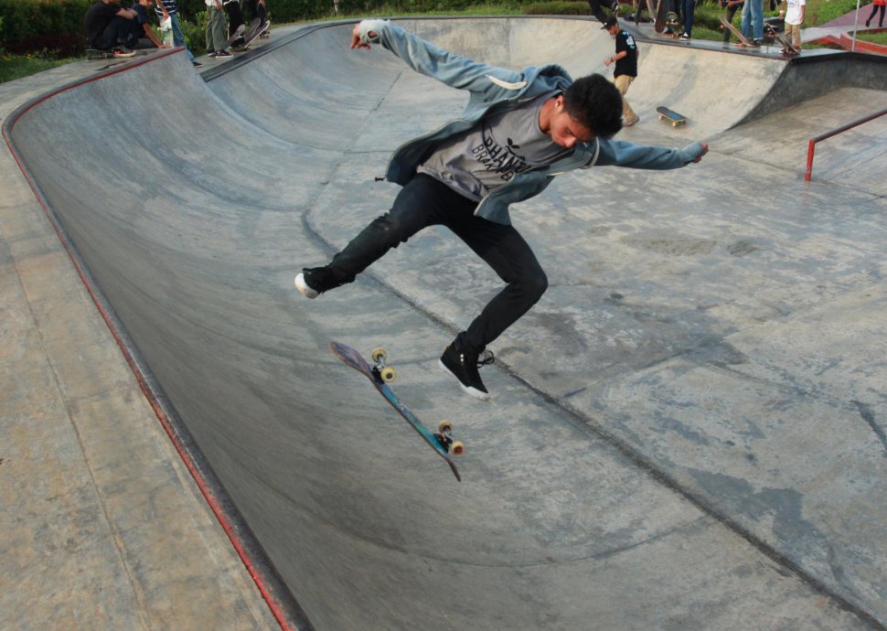 Peserta tampil pada kompetisi Kejuaraan Nasional Skate Board di BSD Xtream Park Serpong, Tangerang, Banten, Sabtu (13/4). ANTARA FOTO/Muhammad Iqbal