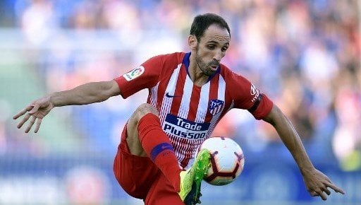 Bek Atletico Madrid Juanfran mengontrol bola saat menghadapi Getafe di Liga Spanyol. OSCAR DEL POZO / AFP