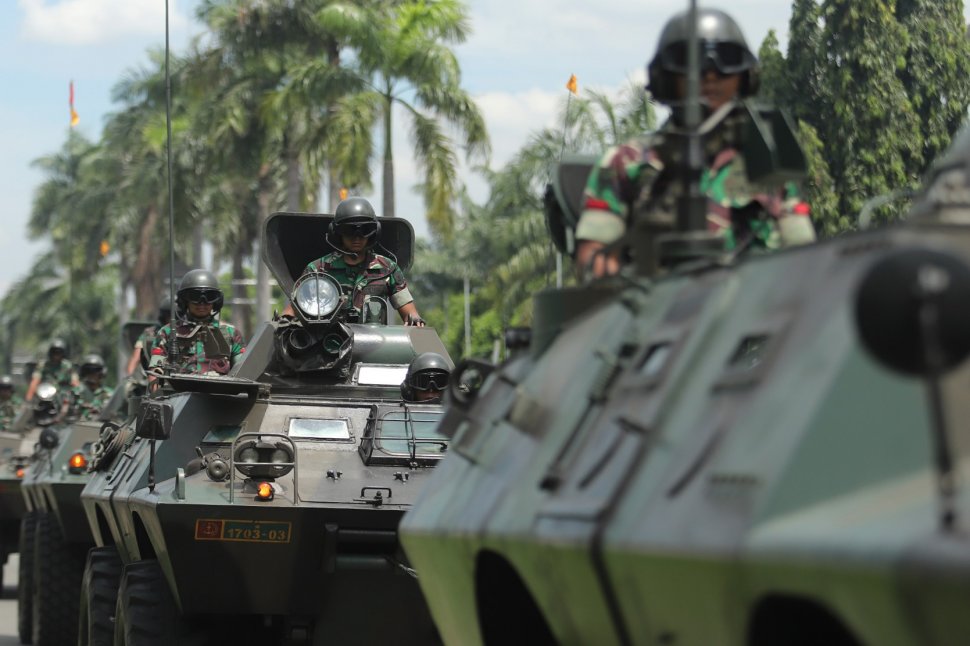 Prajurit TNI saat parade Pemberangkatan Patroli Skala Besar TNI-Polri di JIExpo, Kemayoran, Jakarta Pusat, Minggu (14/4). [Suara.com/Muhaimin A Untung}