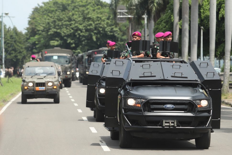 Prajurit TNI saat parade Pemberangkatan Patroli Skala Besar TNI-Polri di JIExpo, Kemayoran, Jakarta Pusat, Minggu (14/4). [Suara.com/Muhaimin A Untung}