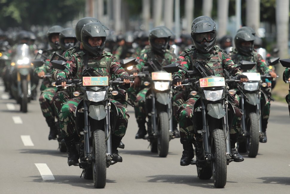 Prajurit TNI saat parade Pemberangkatan Patroli Skala Besar TNI-Polri di JIExpo, Kemayoran, Jakarta Pusat, Minggu (14/4). [Suara.com/Muhaimin A Untung}