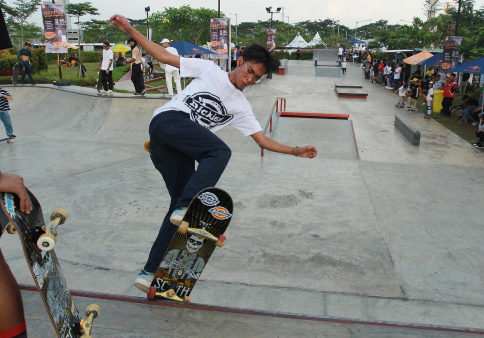Peserta tampil pada kompetisi Kejuaraan Nasional Skate Board di BSD Xtream Park Serpong, Tangerang, Banten, Sabtu (13/4). ANTARA FOTO/Muhammad Iqbal