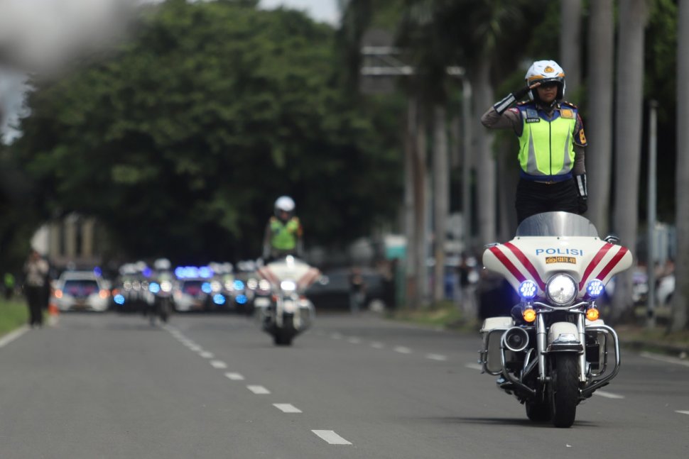 Sejumlah polisi Srikandi melakukan aksi saat Pemberangkatan Patroli Skala Besar TNI-Polri di JIExpo, Kemayoran, Jakarta Pusat, Minggu (14/4). [Suara.com/Muhaimin A Untung}