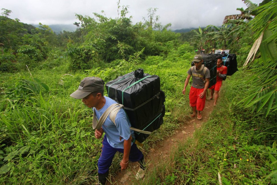 Sejumlah pekerja pengangkut barang (porter) membawa logistik Pemilu serentak 2019 ke dua desa terpencil di kaki Pegunungan Meratus, Kabupaten Hulu Sungai Tengah, Kalimantan Selatan, Minggu (14/4). ANTARA FOTO/Bayu Pratama S