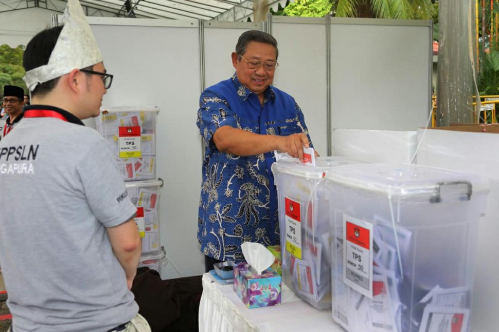 Mantan presiden Susilo Bambang Yudhoyono (SBY) menggunakan hak suaranya dalam Pemilu serentak 2019, di salah satu TPS, di Singapura, Kamis (14/4). ANTARA FOTO/Anung