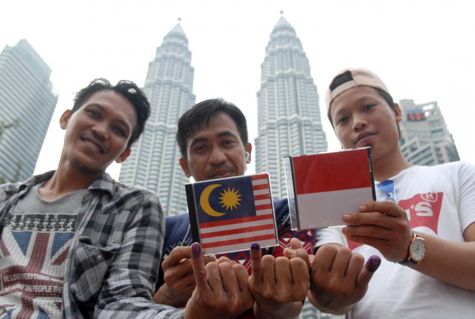 WNI di Malaysia menunjukkan jari yang telah dicelup tinta usai menggunakan hak suaranya di Kuala Lumpur City Center (KLCC) seusai mencoblos di KBRI di KLCC, Malaysia, Minggu (14/4). ANTARA FOTO/Rafiuddin Abdul Rahman