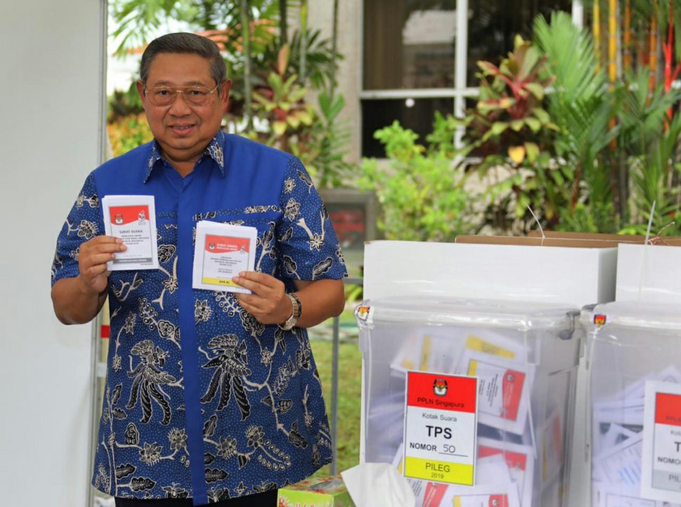 Mantan presiden Susilo Bambang Yudhoyono (SBY) menggunakan hak suaranya dalam Pemilu serentak 2019, di salah satu TPS, di Singapura, Kamis (14/4). ANTARA FOTO/Anung