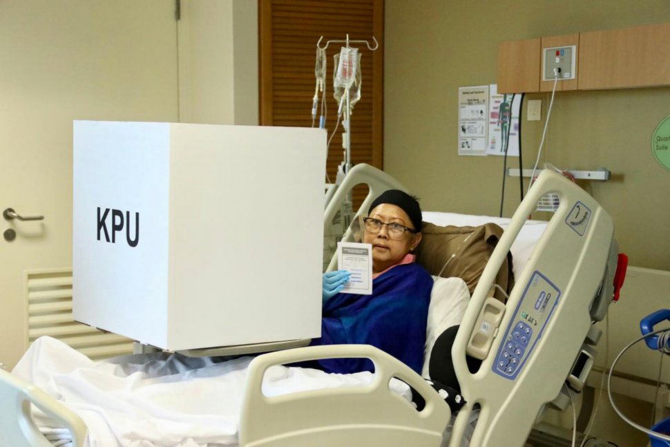 Istri Mantan Presiden Ani Yudhoyono (kanan) menggunakan hak suaranya dalam Pemilu serentak 2019, di National University Hospital (NUH), Singapura, Kamis (14/4). ANTARA FOTO/Anung