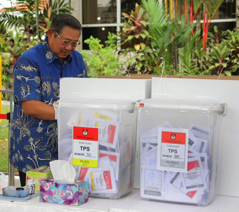 Mantan presiden Susilo Bambang Yudhoyono (SBY) menggunakan hak suaranya dalam Pemilu serentak 2019, di salah satu TPS, di Singapura, Kamis (14/4). ANTARA FOTO/Anung