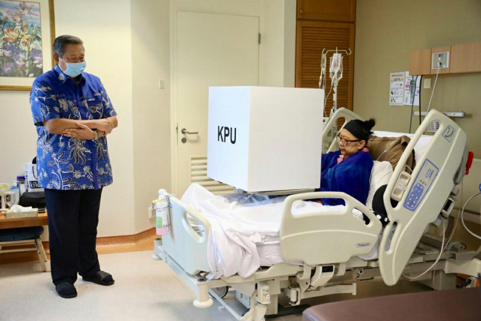 Mantan presiden Susilo Bambang Yudhoyono (SBY) mendampingi istrinya Ani Yudhoyono (kanan) menggunakan hak suaranya dalam Pemilu serentak 2019, di National University Hospital (NUH), Singapura, Kamis (14/4). ANTARA FOTO/Anung