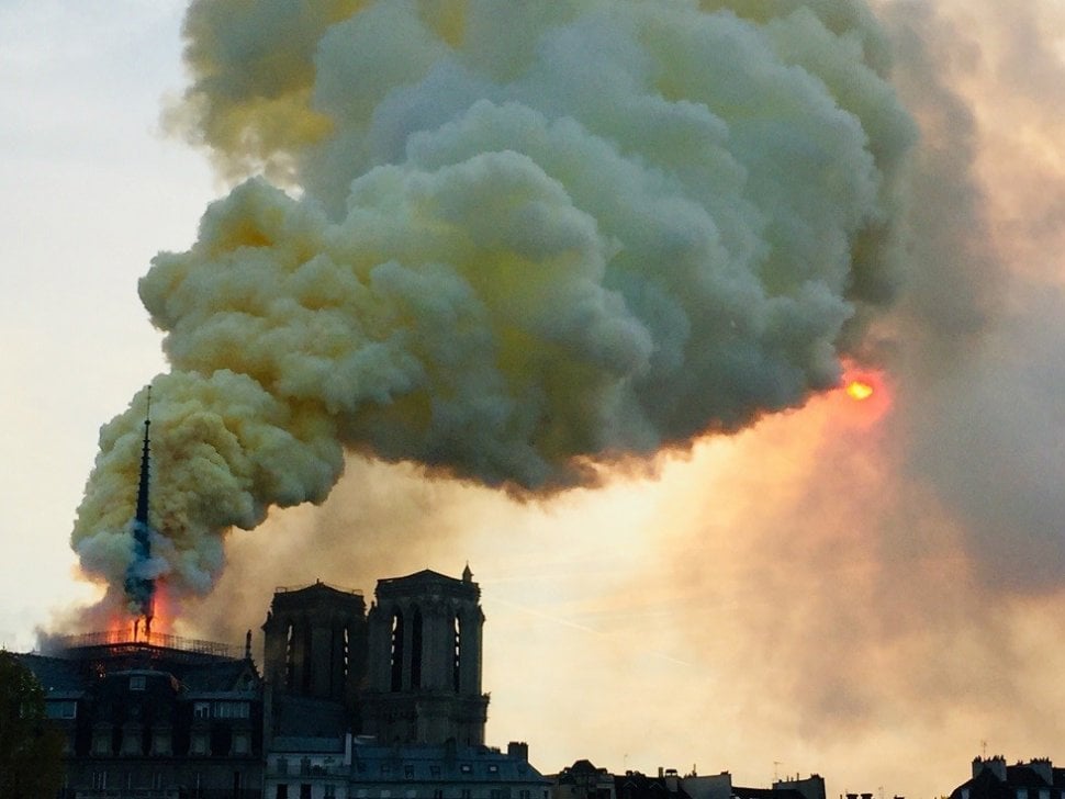 Gereja Katedral Notre Dame di Paris, Prancis terbakar pada Senin (15/4/2019). [AFP/Fouad Maghrane]