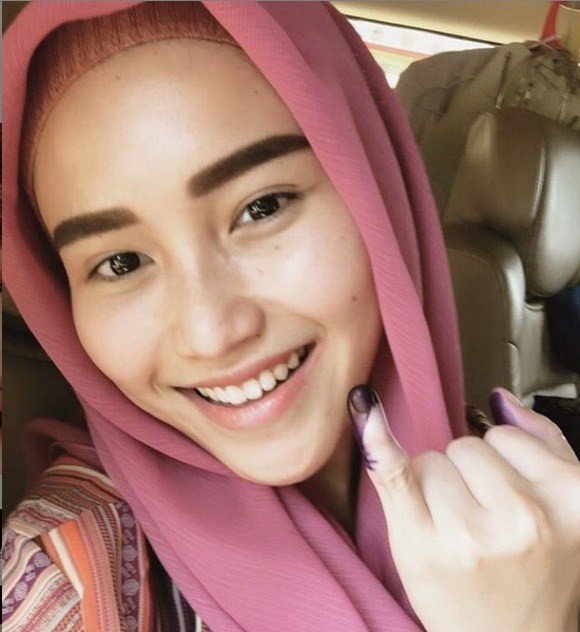 Ayu Ting Ting menunjukkan jari usai melakukan pencoblosan. [Instagram] 