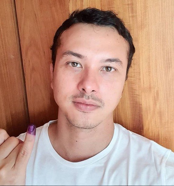 Nicholas Saputra unjuk jari usai pemilu. [Instagram]