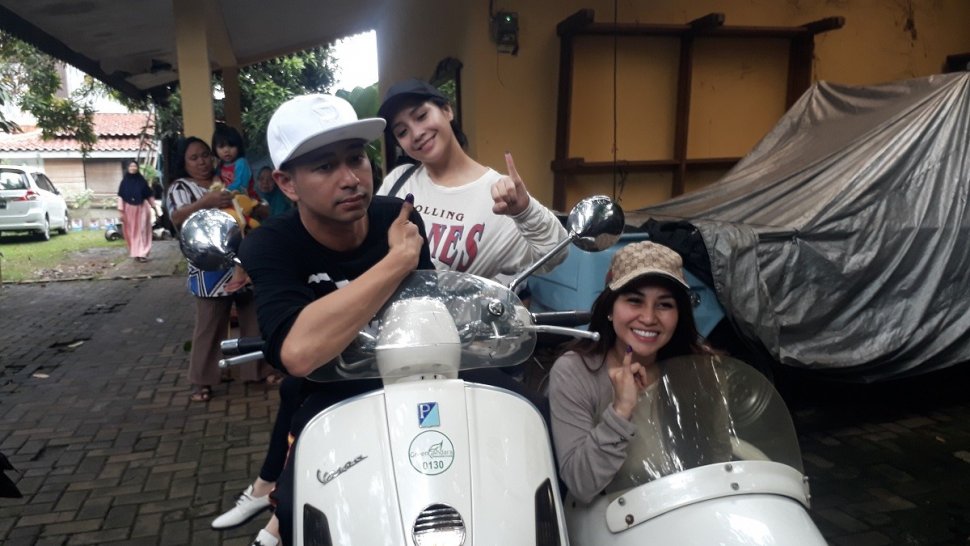 Raffi Ahmad, Nagita Slavina, dan Nisya Ahmad nyoblos di TPS 06, Kelurahan Pangkalan Jati Baru, Cinere, Depok, Jawa Barat, Rabu (17/4/2019). [Ismail/Suara.com]