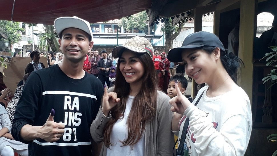 Raffi Ahmad, Nagita Slavina, dan Nisya Ahmad nyoblos di TPS 06, Kelurahan Pangkalan Jati Baru, Cinere, Depok, Jawa Barat, Rabu (17/4/2019). [Ismail/Suara.com]