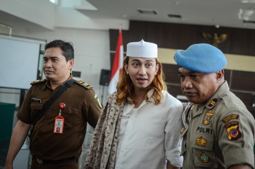 Terdakwa kasus dugaan penganiayaan terhadap remaja Bahar bin Smith (kiri) berjalan keluar ruangan seusai menjalani sidang lanjutan dengan agenda pemeriksaan saksi di Gedung Perpustakaan dan Kearsipan Kota Bandung, Jawa Barat, Kamis (18/4). ANTARA FOTO/Raisan Al Farisi