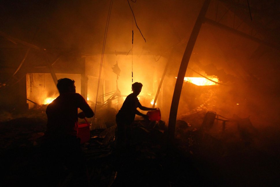 Warga berusaha membantu memadamkan api yang membakar kios di pasar Lawang, Malang, Jawa Timur, Rabu (17/3/2019) malam. ANTARA FOTO/HO/H.Prabowo