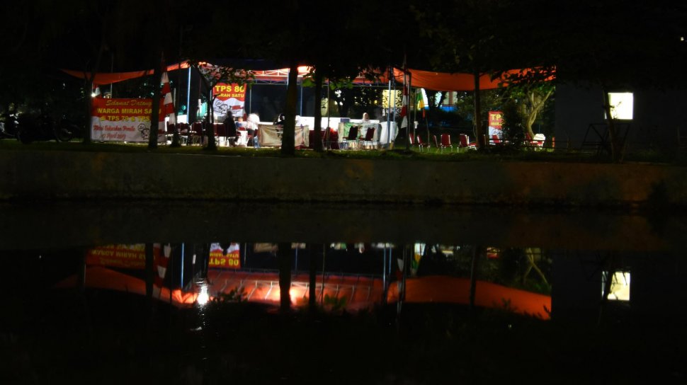 Anggota KPPS mengecek surat suara saat sesi penghitungan suara Pemilu serentak 2019 yang berlangsung hingga malam hari di TPS 77 Pondok Jaya, Cipayung, Depok, Jawa Barat, Rabu (17/4). ANTARA FOTO/Andika Wahyu
