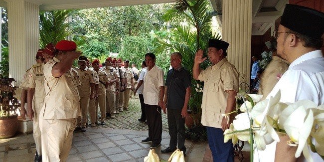 Prabowo Subianto menyambut sejumlah purnawirawan yang tergabung dalam PPIR di kediamannya, Kamis (18/4/2019). (Suara.com/Ria Rizki)