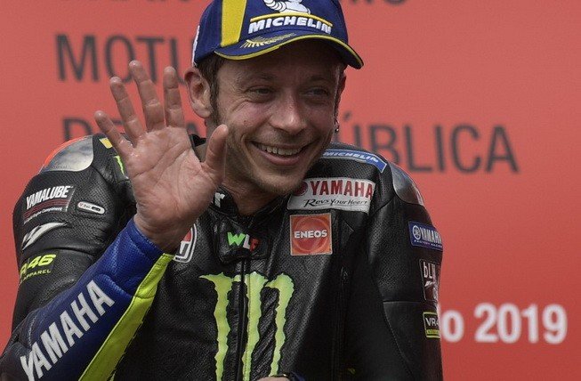 Pebalap Monster Energy Yamaha, Valentino Rossi, merayakan keberhasilannya finis kedua pada balapan MotoGP Argentina di Autodromo Termas de Rio Hondo, Minggu (31/3/2019). [AFP/Juan Mabromata]