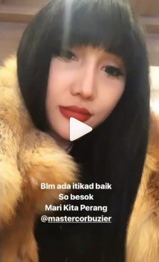 Lucinta Luna tantang Deddy Corbuzier perang. 